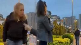 10 yaşındaki kızına şiddet uyguladı! Çevredekiler tepki gösterdi: Alın sizin olsun!