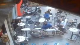 Fatih'te motosiklet kafede oturanların arasına daldı: 4 yaralı