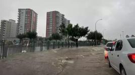 Adana'da yağmur nedeniyle yollar göle döndü 