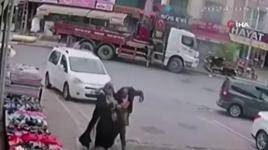  Esenyurt'ta vinç elektrik kablolarına değdi, patlama oldu 