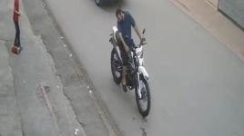 Uçurtma ipine takılan motosiklet sürücüsü kaza yaptı