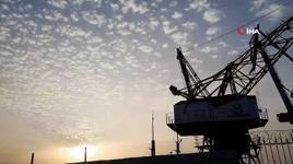 İstanbul'da gökyüzünü saran parçalı bulutlar kartpostallık görüntü oluşturdu