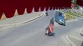 Motosikletlinin ölümden döndüğü anlar güvenlik kamerasında 