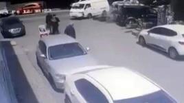 Çarptığı aracın arka camından içeriye girdi
