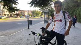 Karga ile lise öğrencisinin dostluğu şaşırtıyor