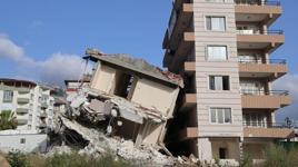 Yıkımı gerçekleştirilen 6 katlı bina yandaki az hasarlı binanın üzerine devrildi