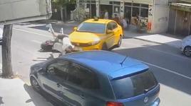 Kontrolsüz dönüş yapan ticari taksi motosiklet ile çarpıştı 