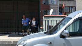 Engelli oğlu araçları izleyebilsin diye her gün saatlerce otobüs durağında oturuyor