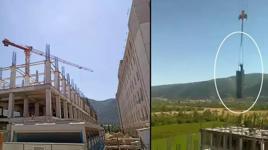 İşçinin vinçte taşınan yük üzerindeki görüntüsü yürekleri ağıza getirdi 