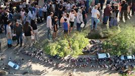 742 yıldır koca kazanlarda pişiriliyor: Binlerce kişi ellerinde tabak ve tencerelerle kente akın etti