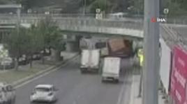 İstanbul'da TIR, otobüsün üzerine devrildi