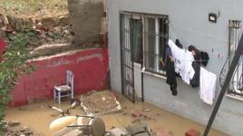 Yağmur nedeniyle inşaat duvarı yıkıldı, yan binanın bodrumunu su bastı
