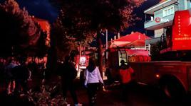Yıldırım düşen evin çatısı alev alev yandı: Mahalle halkı sokağa döküldü
