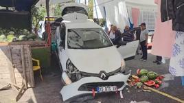 Beykoz'da otomobil pazara daldı; 2 yaralı