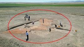 Yer: Eskişehir! Sırrı araştırılıyor: Çatıya kadar kırmızı toprakla gömülmüş