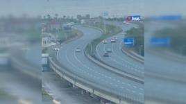  Rize'de ters şeritte giden araç trafiği tehlikeye soktu, o anlar kamerada