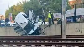 Kartal'da feci kaza! Kontrolden çıkan araç Marmaray'ın duvarında asılı kaldı