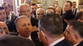 İçişleri bütçe görüşmesinde gerginlik! CHP'li vekiller Bakan Yerlikaya'nın girişini engellemek istedi