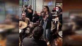 Uçağı rötar yapan Şevval Sam'dan havalimanında mini konser