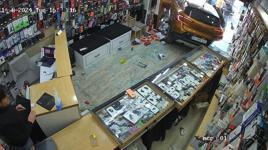 Bodrum’da otomobil, telefon mağazasına girdi