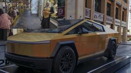 Tesla'nın Cybertruck modeli 24 ayar altınla kaplandı: Dünya'nın altın merkezi!