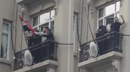 Şişli'de muhalifler konsolosluk binasındaki Suriye bayrağını indirdi