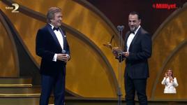 Demirören Medya Ticari Grup Başkanı Emrah Kurtoğlu, Erol Evgin'e ödülünü takdim etti.