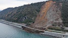 Heyelan sonucu kapanan Karadeniz Sahil Yolu'nda çalışmalar devam ediyor
