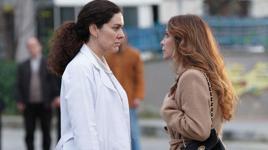 Annem Ankara'da Hasan iki kadın arasında