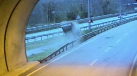 Otomobilin tünel çıkışı takla attığı kaza kamerada