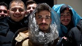 Herkes karda poşetle kayarken o çiğköfte tepsisiyle kaydı