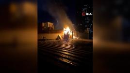  Küçükçekmece'de kuş kümesinde çıkan yangın, 2 binanın çatısını küle çevirdi