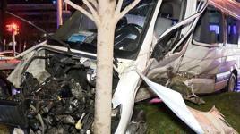 İstanbul'da servis minibüsü, otomobille çarpıştı! Çok sayıda yaralı var