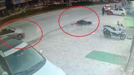 Otomobille çarpışan motosikletli metrelerce sürüklendi
