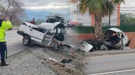 Feci kaza! Ağaca çarpan otomobil ikiye bölündü