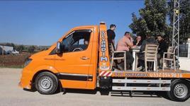 Çekici üzerine masa ve sandalye atarak şehir turuna çıktılar