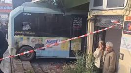 Kartal'da minibüs dükkana girdi! Yaralılar var