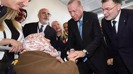 Cumhurbaşkanı Erdoğan, İzmir'de 102 yaşındaki Gülsüm Sakallı ile görüştü