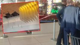 AVM'de korku dolu anlar! Yemek yerken kafasına asma tavan düştü
