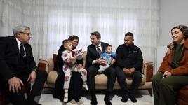 Bakan Bayraktar depremzede aileleri ziyaret etti! 'Acıyı nasıl paylaştıysak umudu da paylaşacağız'