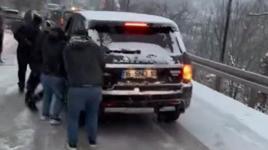 Uludağ'da hareketli anlar...Buzlu yolda kayan cipi durdurmak için peşinden koştular