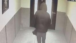 Dairenin önündeki ayakkabıyı çalıp, yerine terlik bıraktı