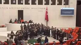 TBMM Genel Kurulu, CHP milletvekillerinin kürsü işgali nedeniyle kapandı
