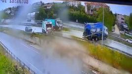 Büyükçekmece’de 30 saniye arayla meydana gelen 2 kaza kamerada