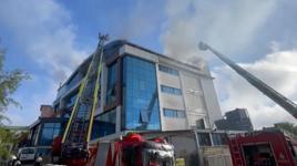 Esenyurt'ta tekstil fabrikası yanıyor
