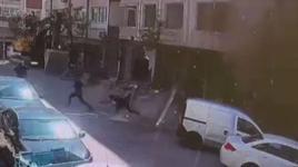 Bahçelievler'de boşaltılan binanın balkonu artçı depremde böyle yıkıldı