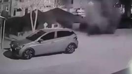 Aksaray'da tazyikli su asfaltı parçaladı: İki araç hasar gördü