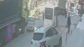 Otomobili oyuncak araba gibi önünde sürükleyip böyle kaçtı