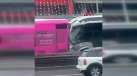 İstanbul'da iki metrobüs çarpıştı! Yaralılar var