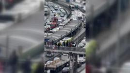 Beylikdüzü'nde durakta bekleyen metrobüse başka bir metrobüs çarptı